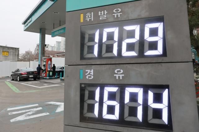  28일 서울 시내 한 주유소를 찾은 시민들이 차량에 주유하고 있다사진연합뉴스