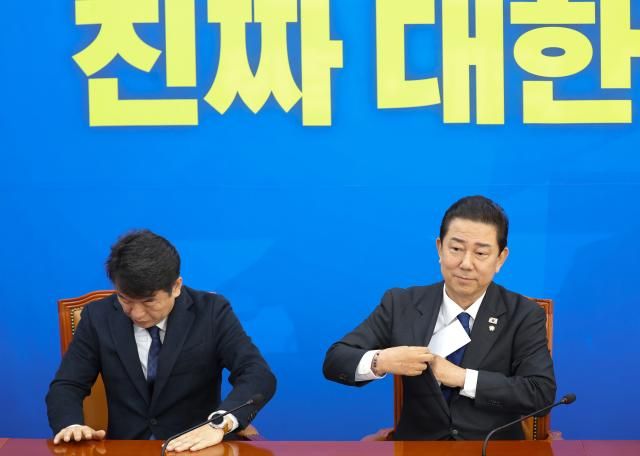 사퇴 의사를 밝힌 더불어민주당 김병기 원내대표오른쪽가 30일 국회에서 열린 민주당 원내대책회의에 참석하고 있다 사진연합뉴스