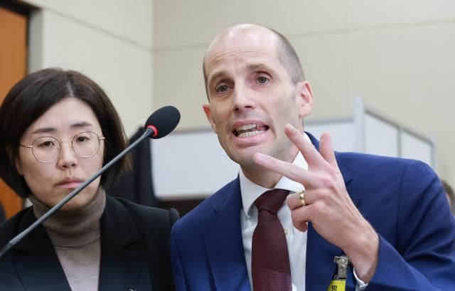 동시통역기 착용 요구에 답변하는 쿠팡 대표이사 서울연합뉴스 신현우 기자 30일 서울 여의도 국회에서 열린 쿠팡 침해사고 및 개인정보 유출 불공정 거래 노동환경 실태 파악과 재발 방지 대책 마련을 위한 청문회에서 해롤드 로저스 쿠팡 대표이사가 최민희 과학기술정보방송통신위원회 위원장의 동시통역기 착용 요구에 답변하고 있다 20251230 nowwegoynacokr2025-12-30 111556 저작권자 ⓒ ㈜연합뉴스 무단 전재 재배포 금지 AI 학습 및 활용 금지저작권자 ⓒ ㈜연합뉴스 무단 전재 재배포 금지 AI 학습 및 활용 금지