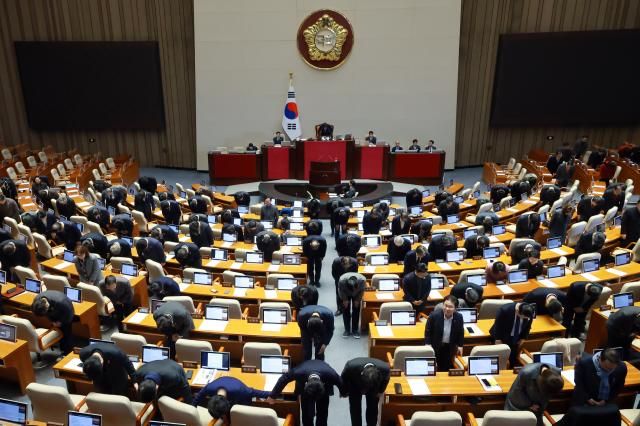 30일 국회 본회의 산회를 앞두고 의원들이 인사하고 있다 사진연합뉴스