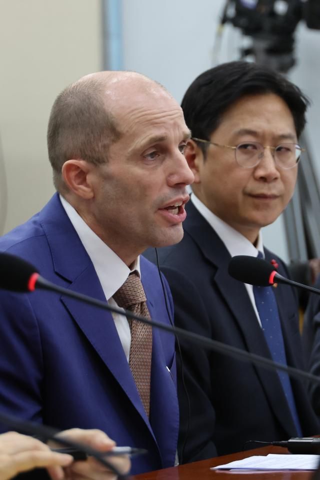 해롤드 로저스 쿠팡 임시대표가 31일 국회 과학기술정보방송통신위원회에서 열린 쿠팡 침해사고 및 개인정보 유출 불공정 거래 노동환경 실태 파악과 재발 방지 대책 마련을 위한 청문회에서 위원 질의에 답하고 있다사진연합뉴스