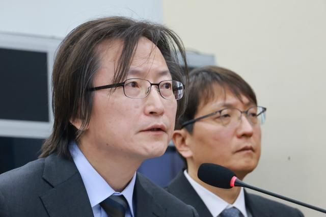 30일 국회에서 열린 쿠팡 침해사고 및 개인정보 유출 불공정 거래 노동환경 실태 파악과 재발 방지 대책 마련을 위한 청문회에서 주병기 공정거래위원장이 의원 질의에 답하고 있다 오른쪽은 박대준 전 쿠팡 대표이사 사진연합뉴스