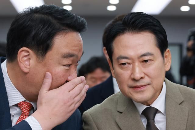 장동혁 국민의힘 대표가 31일 여의도 중앙당사에서 열린 사무처 당직자 종무식에 참석해 정희용 사무총장과 대화하고 있다 사진연합뉴스