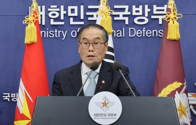 이용철 방위사업청장이 지난 24일 서울 용산구 국방부 브리핑룸에서 한국형 차기 구축함KDDX 사업추진방안 결정 내용 설명을 하고 있다 사진연합뉴스