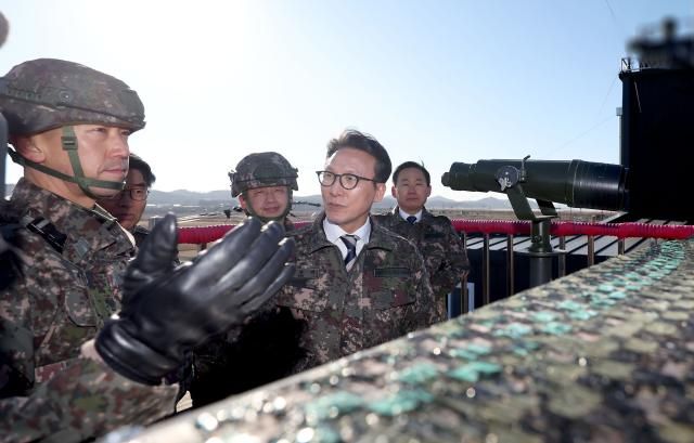 김민석 국무총리가 31일 경기도 파주시 탄현면 만우리 육군 9사단 임진강대대를 찾아 경계작전 현황보고를 받고 있다 사진연합뉴스