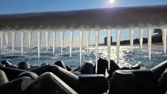 26일 강원 강릉시 강문해변 방파제 난간에 고드름이 달려 있다사진연합뉴스