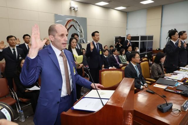 해롤드 로저스 쿠팡 임시대표가 31일 서울 여의도 국회 과학기술정보방송통신위원회에서 열린 쿠팡 침해사고 및 개인정보 유출 불공정 거래 노동환경 실태 파악과 재발 방지 대책 마련을 위한 청문회에서 증인선서 하고 있다사진연합뉴스