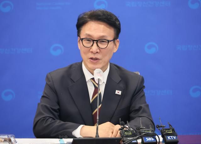 자살위기대응 현장점검에 나선 김민석 국무총리가 30일 서울 광진구 국립정신건강센터에서 현안보고를 받기 전 인사말을 하고 있다 사진연합뉴스