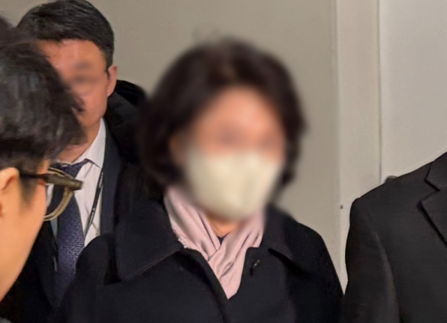 한학자 총재의 전 비서실장인 정원주씨가 경찰 조사를 마친 후 지난 28일 서울 서대문구 경찰청을 나서고 있다 사진연합뉴스