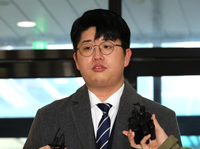 관봉권·쿠팡 관련 의혹을 수사하는 안권섭 상설특별검사팀이 소환한 쿠팡 블랙리스트 공익제보자인 김준호 씨가 31일 참고인 신분으로 조사를 받기 위해 서울 서초구 특검 사무실로 들어서며 기자의 질문에 답하고 있다 사진연합뉴스