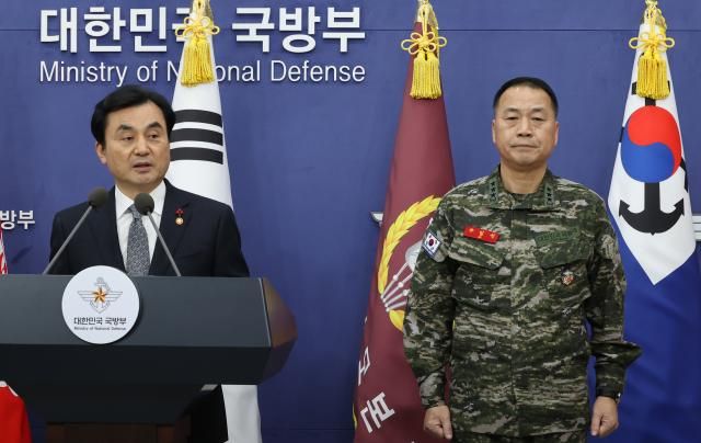 안규백 국방부 장관왼쪽과 주일석 해병대사령관이 31일 서울 용산구 국방부 브리핑룸에서 준4군 체제로의 해병대 개편 관련 기자회견을 하고 있다 사진연합뉴스