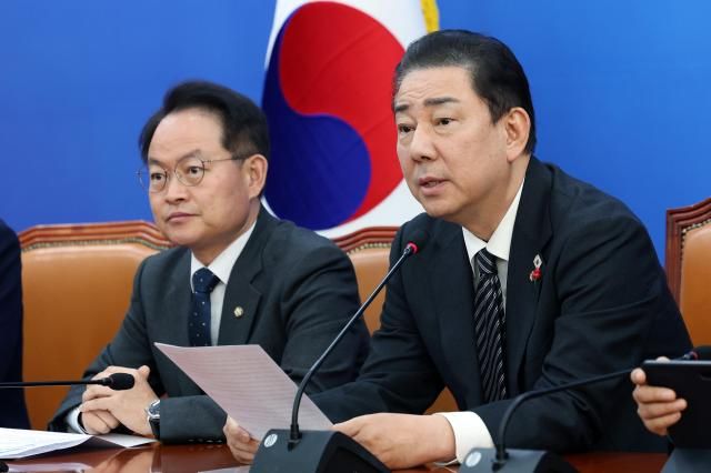 더불어민주당 김병기 원내대표가 4일 서울 여의도 국회에서 열린 정책조정회의에서 발언하고 있다사진연합뉴스