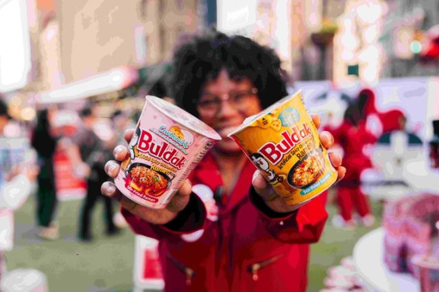 외국인이 불닭볶음면 제품을 들고 있는 모습 사진삼양식품