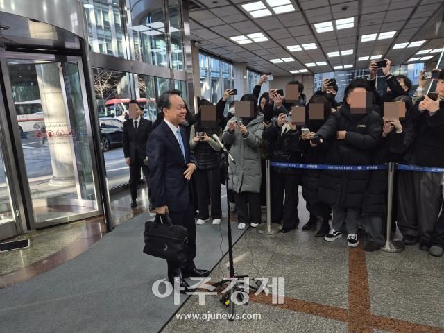 진옥동 신한금융그룹 회장이 4일 서울 중구 신한금융지주회사 사옥으로 들어서고 있다 사진권가림 기자