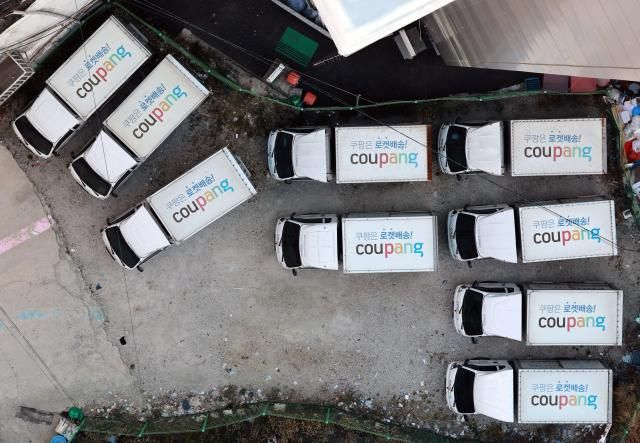 이커머스 1위 업체 쿠팡에서 약 3천400만건에 이르는 대규모 개인정보가 유출된 가운데 4일 서울 시내 한 쿠팡 물류센터에 배송차량이 주차돼 있다 3일 유통업계에 따르면 온라인상에서는 쿠팡 사태 이후 로그인 시도와 스미싱 등 피해를 봤다는 사례가 잇따르고 있다 사진연합뉴스