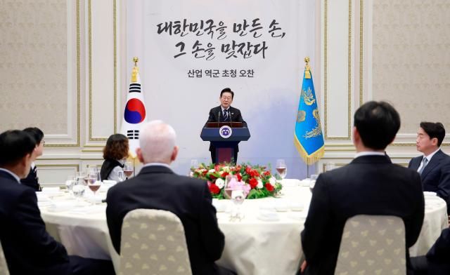 이재명 대통령이 4일 청와대 영빈관에서 열린 산업 역군 초청 오찬 행사에서 발언하고 있다 사진연합뉴스