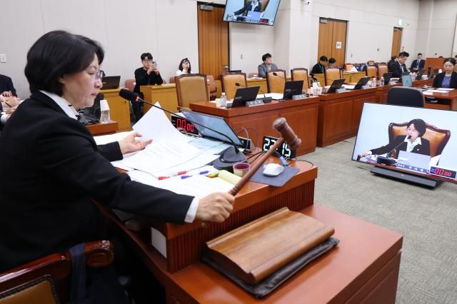 3일 서울 여의도 국회에서 열린 제429회 국회정기회 법제사법위원회 제16차 전체회의에서 12·3 계엄 사태와 관련해 윤석열 전 대통령 등이 연루된 내란 사건을 전담 처리하는 내란전담재판부내란특별재판부 설치법이 여당 주도로 통과되고 있다 사진연합뉴스