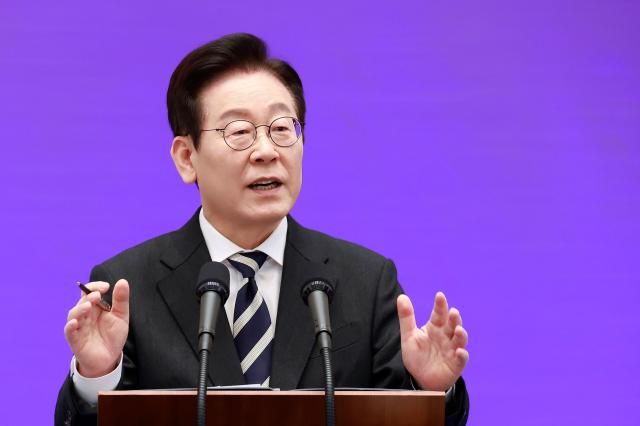 이재명 대통령이 3일 청와대 영빈관에서 열린 새롭게 선 민주주의 그 1년 외신 기자회견에서 취재진 질문에 답변하고 있다 사진연합뉴스