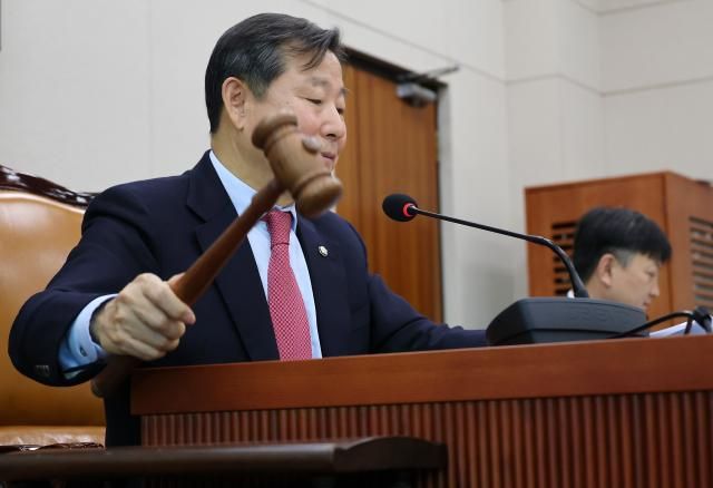 국회 산업통상자원중소벤처기업위원회 이철규 위원장이 4일 서울 여의도 국회에서 열린 제419회 국회정기회 산업통상자원중소벤처기업위원회 제9차 전체회의에서 여야 합의에 따라 산자위 대안으로 발의된 반도체특별법이 통과되고 있다사진연합뉴스