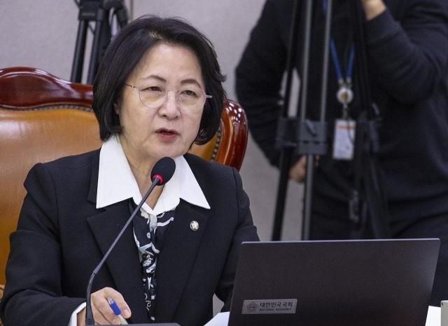 추미애 국회 법제사법위원회 위원장이 27일 국회 법사위에서 열린 2025년 대검찰청 국정감사에서 질의하고 있다 사진연합뉴스