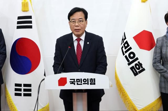 송언석 국민의힘 원내대표가 지난 3일 서울 여의도 국회에서 기자회견을 열고 지난 12·3 비상계엄 사태를 막지 못한 책임에 대해 107명 의원을 대표해 사과하고 있다 사진연합뉴스