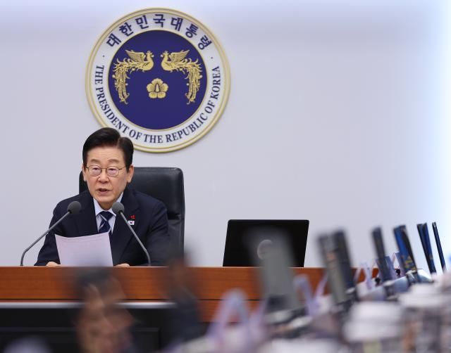 이재명 대통령이 4일 용산 대통령실에서 열린 수석보좌관회의를 주재하고 있다 사진연합뉴스