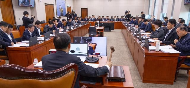 국회 산업통상자원중소벤처기업위원회 이철규 위원장이 21일 국회에서 열린 전체회의에서 철강 산업을 지원하는 K-스틸법 등 상정 법안을 처리하고 있다 사진연합뉴스