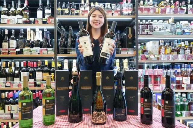 세븐일레븐이 연말 크리스마스 시즌을 맞아 프리미엄 주류 특가전을 진행한다 모델이 와인 샴페인 등 주류를 소개하고 있다 사진세븐일레븐