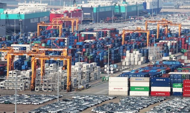 지난달 30일 경기도 평택항에 컨테이너가 쌓여 있다 사진연합뉴스