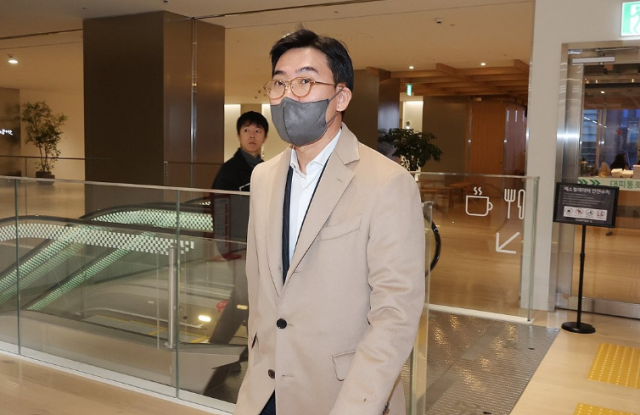 조영탁 IMS모빌리티 대표가 피의자 조사를 받기 위해 지난달 27일 서울 종로구 김건희 여사 관련 의혹을 수사하는 민중기 특별검사팀 사무실로 출석하고 있다 사진연합뉴스