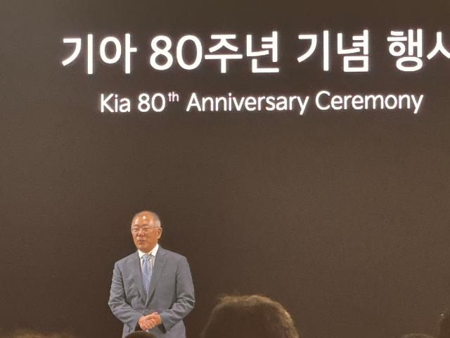 정의선 현대자동차그룹 회장이 5일 경기 용인시 기아 비전스퀘어에서 열린 기아 80주년 기념식에서 연설하고 있다 사진이성진 기자