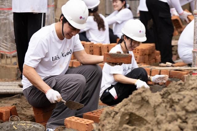 LG전자 임직원의 자발적 참여로 구성된 라이프스굿Lifes Good 봉사단이 지난 9월 미얀마 양곤에서 현지 청소년들의 교육환경 개선 활동을 진행했다 사진LG전자