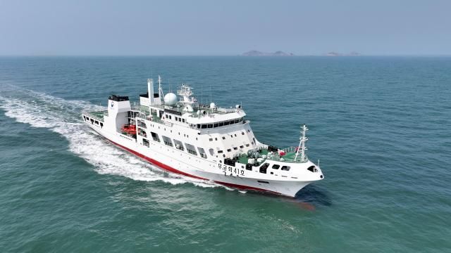 해양수산부는 5일 부산 남구 우암부두에서 4천500t톤급 대형 국가어업지도선 무궁화 41·42호의 취항식을 열었다고 밝혔다 사진은 무궁화 41호 모습사진해수부