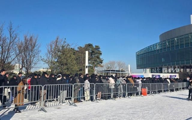 AGF 2025 입장을 기다리는 관람객들의 모습 사진한영훈 기자