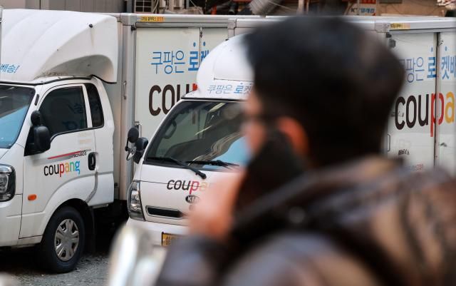 쿠팡 개인정보 유출 사태 소비자 불안 확산 서울연합뉴스 한종찬 기자 이커머스 1위 업체 쿠팡에서 약 3천400만건에 이르는 대규모 개인정보가 유출된 가운데 4일 서울 시내 한 쿠팡 물류센터에 배송차량이 주차돼 있다 3일 유통업계에 따르면 온라인상에서는 쿠팡 사태 이후 로그인 시도와 스미싱 등 피해를 봤다는 사례가 잇따르고 있다 2025124 sabaynacokr2025-12-04 102453 저작권자 ⓒ ㈜연합뉴스 무단 전재 재배포 금지 AI 학습 및 활용 금지저작권자 ⓒ ㈜연합뉴스 무단 전재 재배포 금지 AI 학습 및 활용 금지