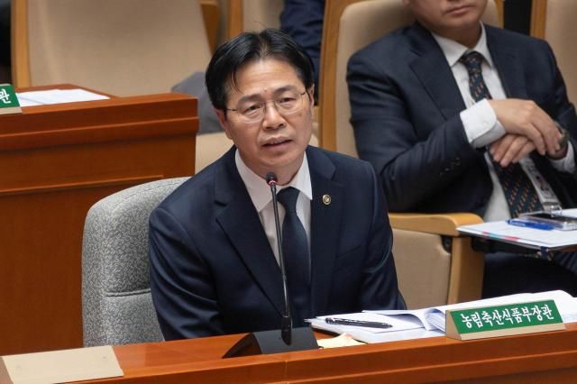 강형석 농림축산식품부 차관이 11일 오후 서울 여의도 국회에서 열린 제429회국회정기회 예산결산특별위원회 제6차 전체회의에 출석해 의원 질의에 답변하고 있다사진유대길 기자