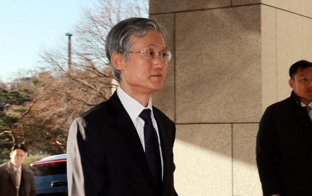 조희대 대법원장이 지난 4일 서울 서초구 대법원으로 출근하고 있다 사진연합뉴스