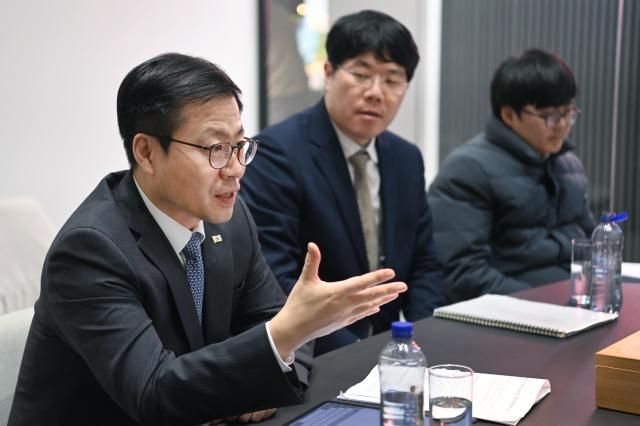 여한구 산업통상부 통상교섭본부장이 3일현지시간 네덜란드 헤이그에 진출한 삼양식품을 찾아 간담회를 진행하고 있다 사진산업통상부