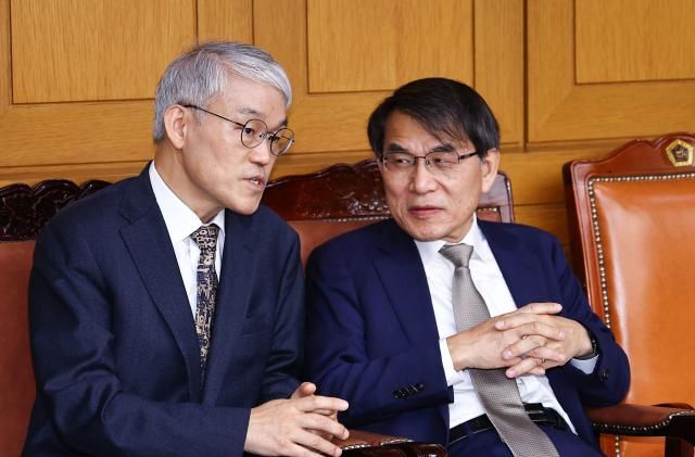  천대엽 법원행정처장왼쪽과 노태악 대법관이 5일 서울 서초구 대법원에서 열린 2025년 정기 전국법원장회의에서 논의하고 있다 사진공동취재단 
