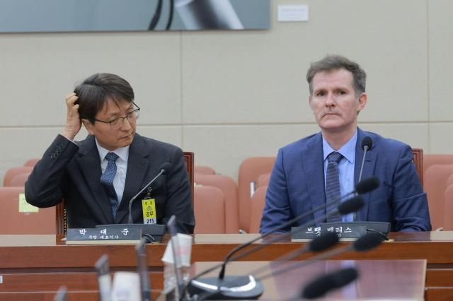 박대준 쿠팡 대표이사왼쪽가 2일 오전 서울 여의도 국회 과학기술정보방송통신위원회에서 열린 쿠팡 침해사고 관련 현안 질의에 출석하고 있다 오른쪽은 브랫 매티스 쿠팡 최고 정보 보호책임자CISO 20251202사진유대길 기자 dbeorlf123ajunewscom