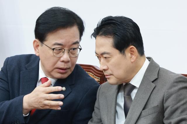 장동혁 국민의힘 대표오른쪽와 송언석 원내대표가 지난 4일 국회에서 열린 최고위원회의에서 대화하고 있다 사진연합뉴스 