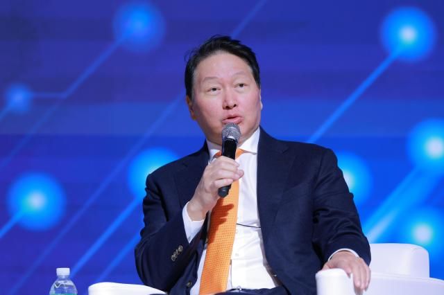 최태원 대한상공회의소 회장이 5일 오후 서울 중구 대한상공회의소에서 AI 기반의 성장과 혁신을 주제로 열린 제4회 한국은행-대한상공회의소BOK-KCCI 공동세미나에서 이창용 한국은행 총재와 특별대담을 갖고 있다 20251205사진유대길 기자 dbeorlf123ajunewscom