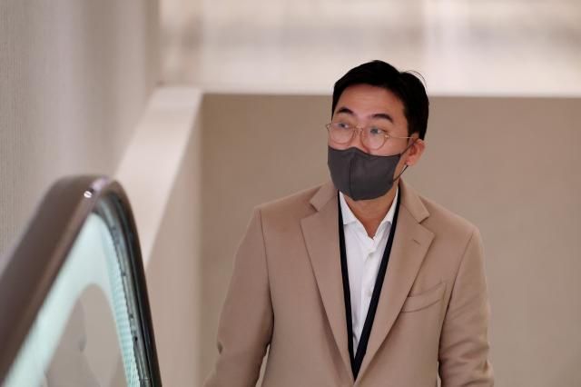 조영탁 IMS모빌리티 대표가 피의자 조사를 받기 위해 27일 서울 종로구 김건희 여사 관련 의혹을 수사하는 민중기 특별검사팀 사무실로 출석하고 있다 20251127 사진연합뉴스