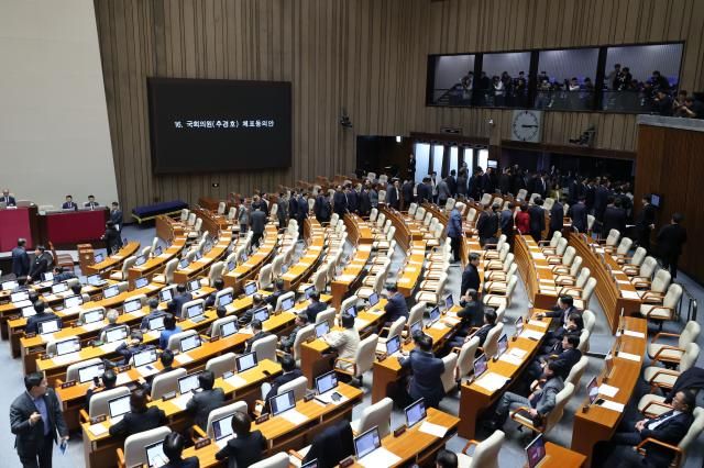 국민의힘 의원들이 27일 국회 본회의에서 추경호 의원에 대한 체포동의안이 상정되자 회의장을 나서고 있다 사진연합뉴스