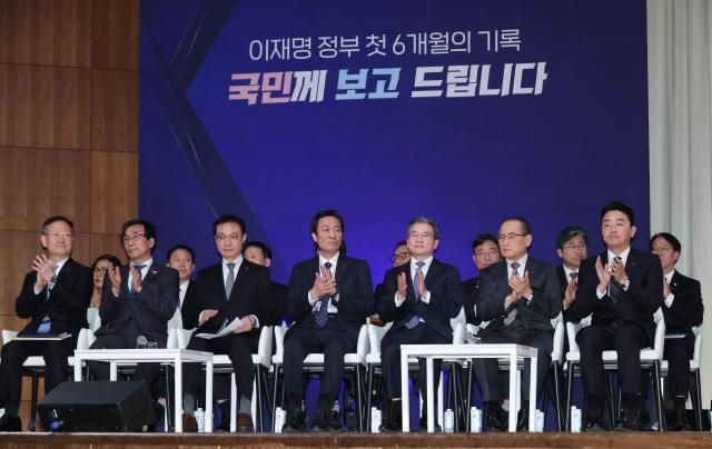 7일 용산 대통령실에서 열린 이재명 대통령 정부 6개월 성과 간담회에서 참석자들이 박수를 치고 있다 앞줄 오른쪽부터 강훈식 대통령비서실장 위성락 국가안보실장 김용범 정책실장 우상호 정무수석 이규연 홍보소통수석 전성환 경청통합수석 봉욱 민정수석 사진연합뉴스