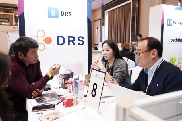 지난 45일 키르기스스탄 비슈케크에서 개최된 한-중앙아 소비재 경제협력 플라자에서 참가 국내기업과 현지 바이어가 수출상담을 진행하고 있다 사진코트라