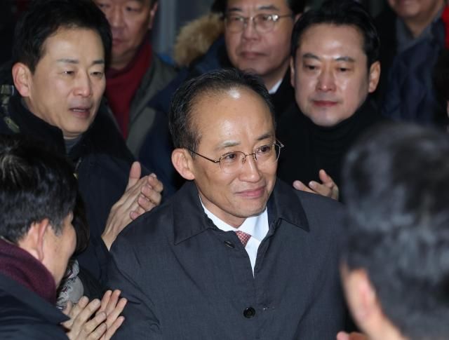 12·3 비상계엄 당시 의원들의 계엄 해제 표결 참여를 방해한 혐의를 받는 국민의힘 추경호 의원이 지난 3일 구속영장이 기각돼 경기도 의왕 서울구치소를 나서고 있다 사진연합뉴스 