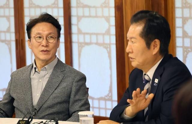 지난 10월 김민석 국무총리왼쪽가 서울 종로구 총리공관에서 열린 고위당정협의회에서 정청래 더불어민주당 대표 등 참석자들과 대화하고 있다 사진연합뉴스