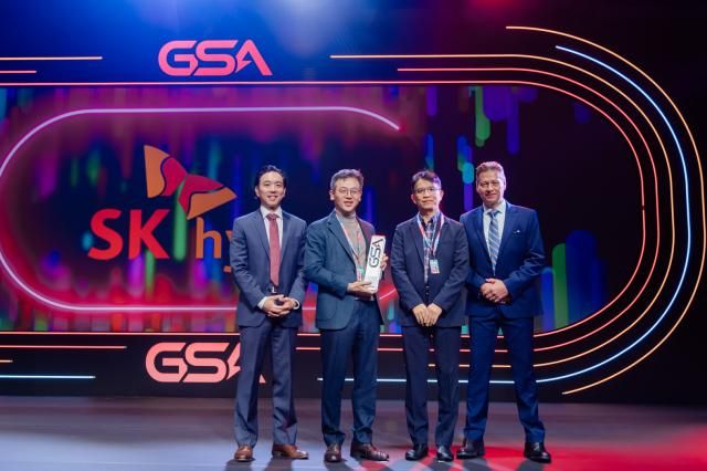 GSA 어워즈Awards 2025에 참석한 김주선 SK하이닉스 AI 인프라 사장왼쪽에서 두번째과 류성수 부사장왼쪽 세번째이 시상식 관계자들과 기념촬영을 하고 있다 사진SK하이닉스
