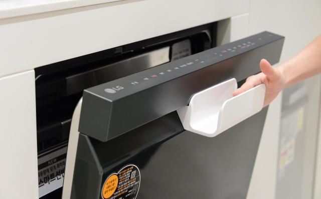 LG 컴포트 키트의 신규 라인업 4종 중 식기세척기 이지핸들도어 제품 모습 사진LG전자